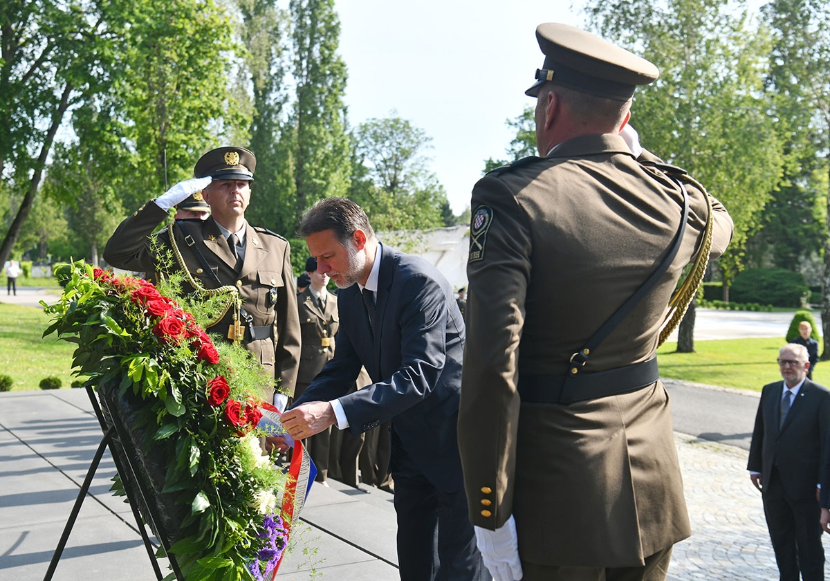 https://www.morh.hr/wp-content/gallery/drzavni-vrh-polozio-vijence-povodom-dana-hrvatske-vojske/polaganje_vijenaca_26052019_34.jpg