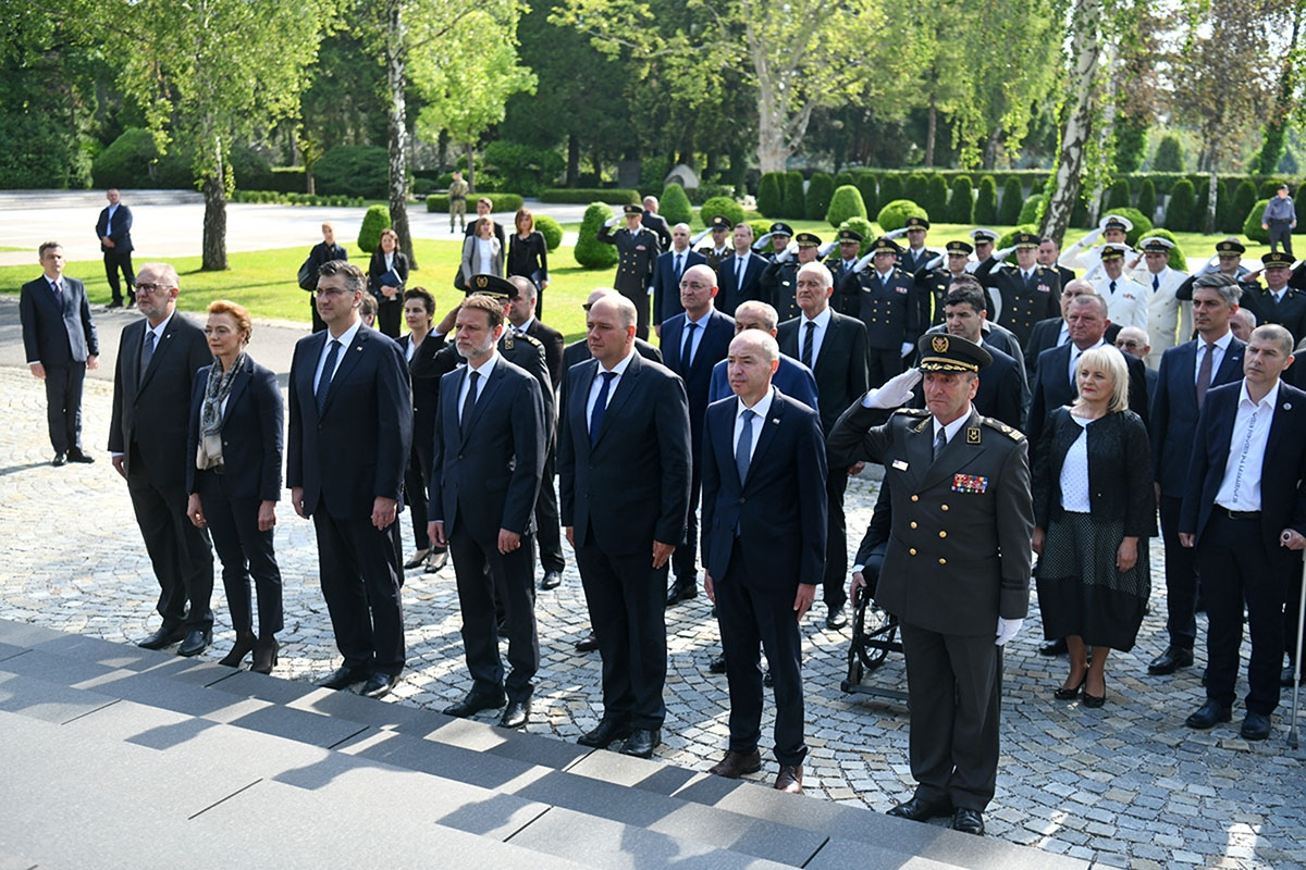 https://www.morh.hr/wp-content/gallery/drzavni-vrh-polozio-vijence-povodom-dana-hrvatske-vojske/polaganje_vijenaca_26052019_35.jpg