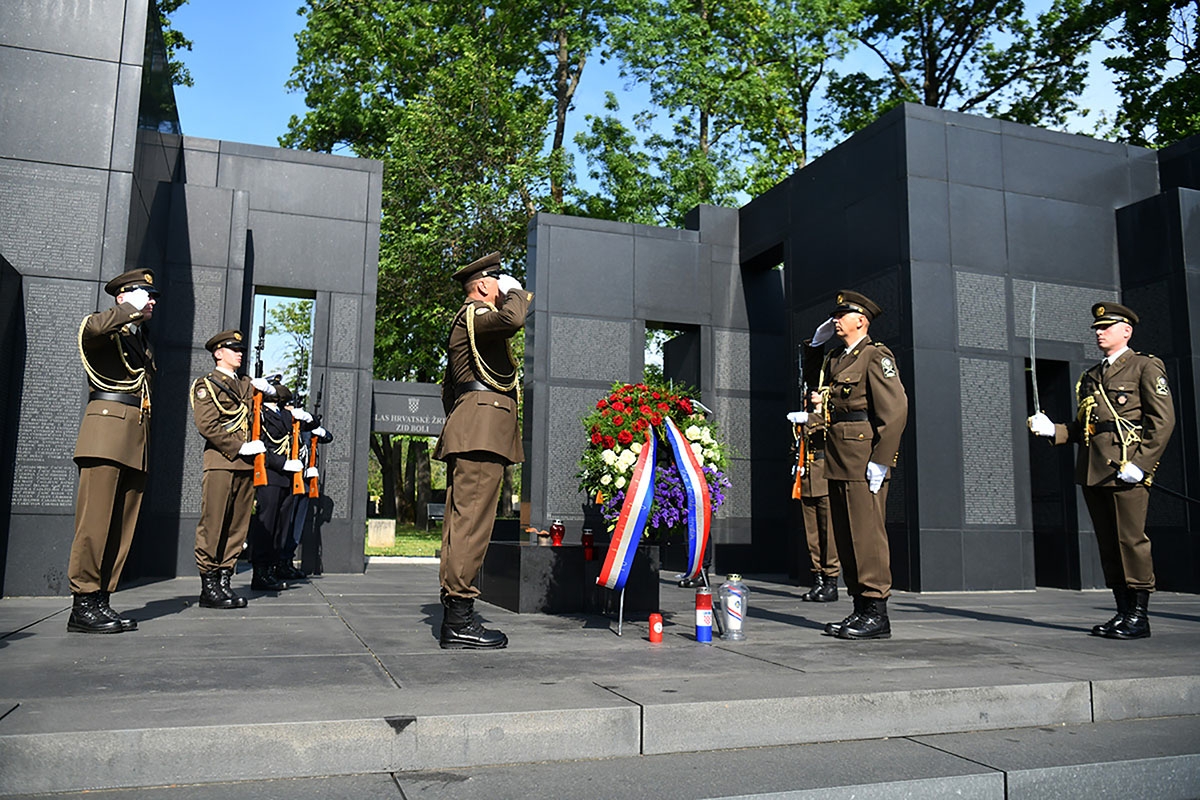 https://www.morh.hr/wp-content/gallery/drzavni-vrh-polozio-vijence-povodom-dana-hrvatske-vojske/polaganje_vijenaca_26052019_37.jpg