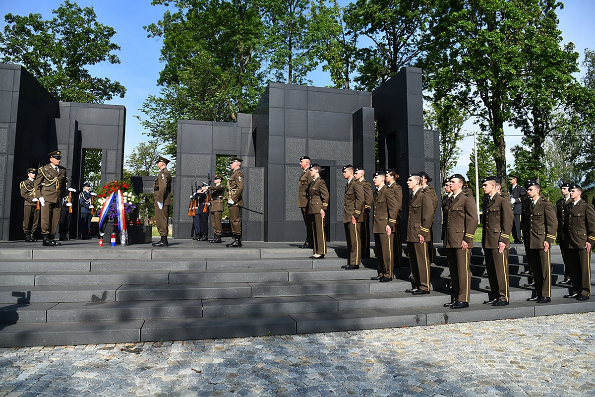 https://www.morh.hr/wp-content/gallery/drzavni-vrh-polozio-vijence-povodom-dana-hrvatske-vojske/polaganje_vijenaca_26052019_38.jpg