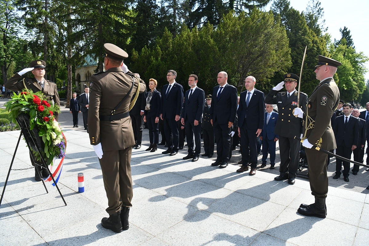 https://www.morh.hr/wp-content/gallery/drzavni-vrh-polozio-vijence-povodom-dana-hrvatske-vojske/polaganje_vijenaca_26052019_49.jpg