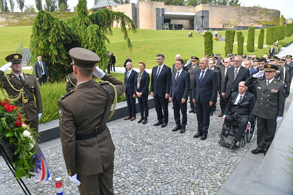 https://www.morh.hr/wp-content/gallery/drzavni-vrh-polozio-vijence-povodom-dana-hrvatske-vojske/polaganje_vijenaca_26052019_51.jpg