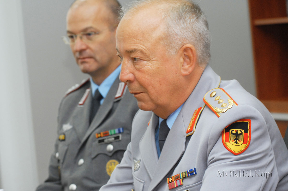 https://www.morh.hr/wp-content/gallery/dt-imunovi-primio-general-pukovnika-glatza/simunovic_2909_3.jpg