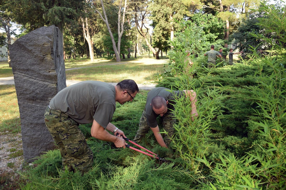 https://www.morh.hr/wp-content/gallery/eko-dan-u-vojarni-pukovnik-mirko-vukusic-u-zemuniku/eko_dan_vojarna_u_zemuniku_03072018_02.jpg
