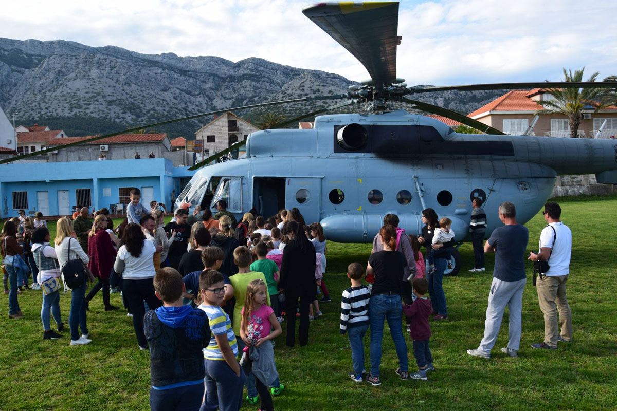 https://www.morh.hr/wp-content/gallery/eskadrili-transportnih-helikoptera-priznanje-opcine-orebic/eth_1052017_05.jpg