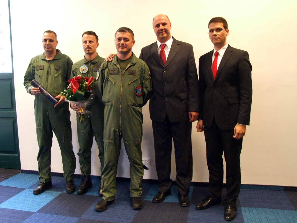 https://www.morh.hr/wp-content/gallery/eskadrili-transportnih-helikoptera-urucena-nagrada-grada-visa/nagrada_23042015_01.jpg