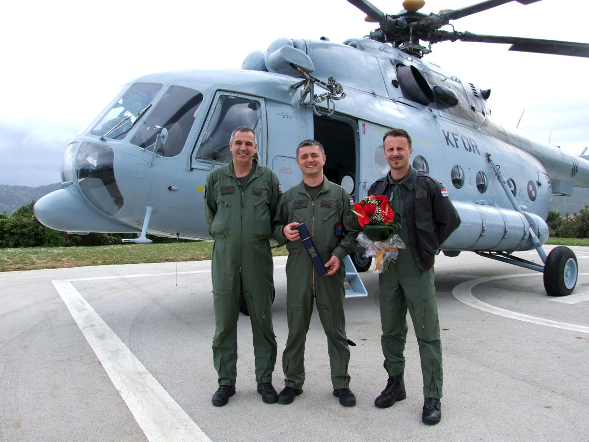 https://www.morh.hr/wp-content/gallery/eskadrili-transportnih-helikoptera-urucena-nagrada-grada-visa/nagrada_23042015_03.jpg