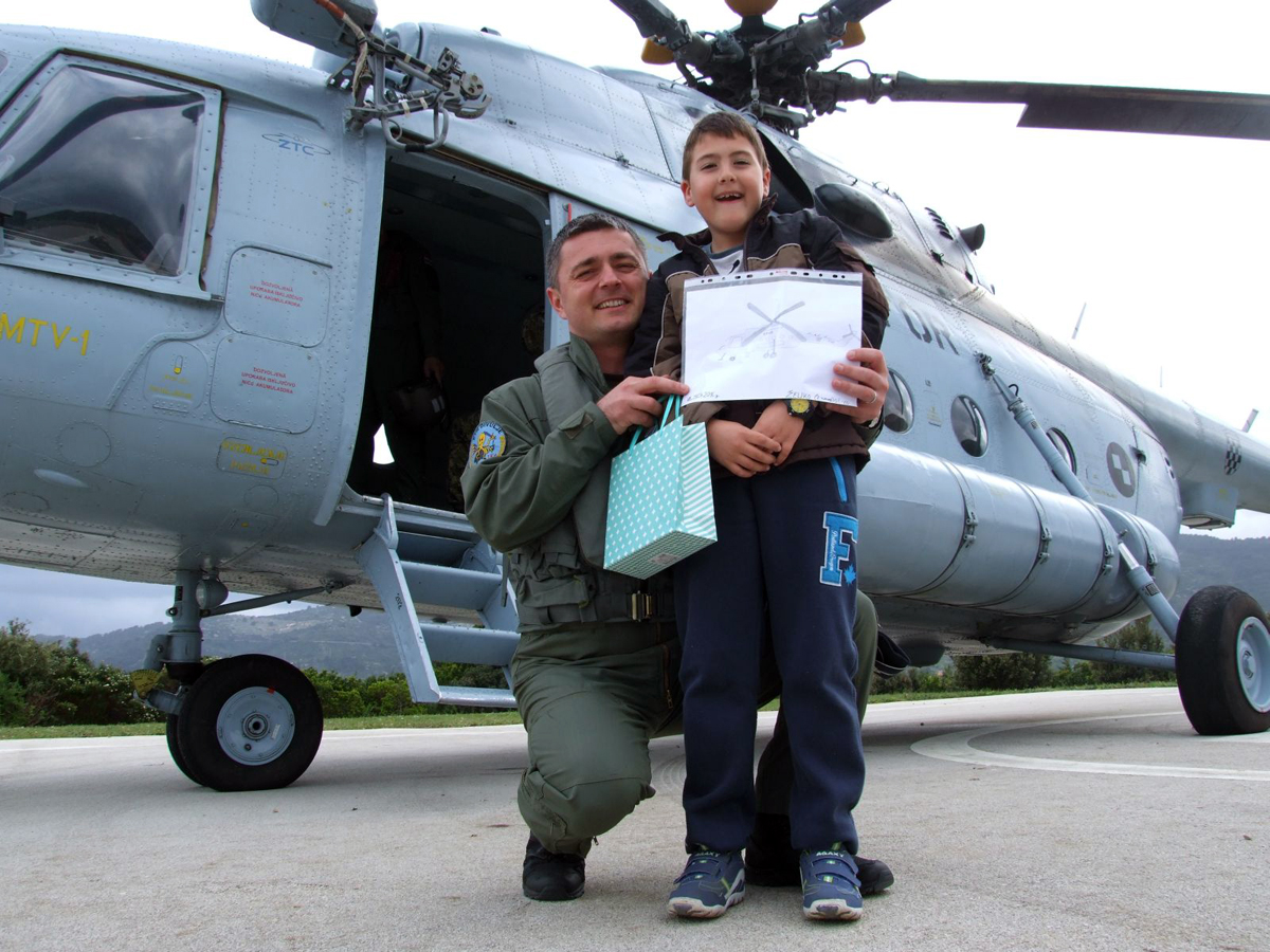 https://www.morh.hr/wp-content/gallery/eskadrili-transportnih-helikoptera-urucena-nagrada-grada-visa/nagrada_23042015_10.jpg