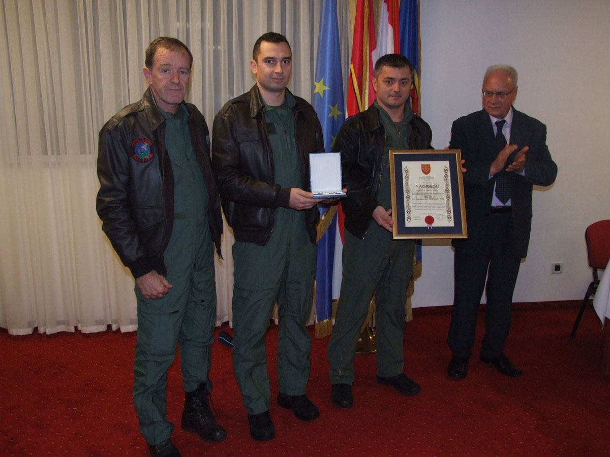 https://www.morh.hr/wp-content/gallery/eskadrili-transportnih-helikoptera-urucena-nagrada-opcine-smokvica/smokvica_02022017_4.jpg