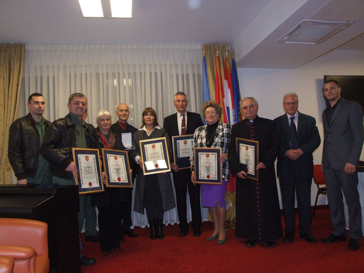 https://www.morh.hr/wp-content/gallery/eskadrili-transportnih-helikoptera-urucena-nagrada-opcine-smokvica/smokvica_02022017_5.jpg