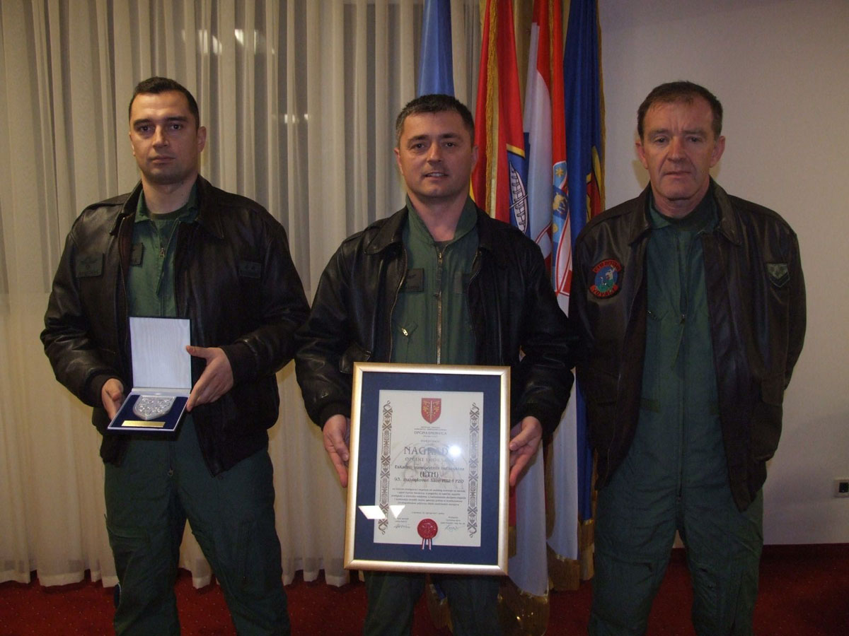 https://www.morh.hr/wp-content/gallery/eskadrili-transportnih-helikoptera-urucena-nagrada-opcine-smokvica/smokvica_02022017_7.jpg