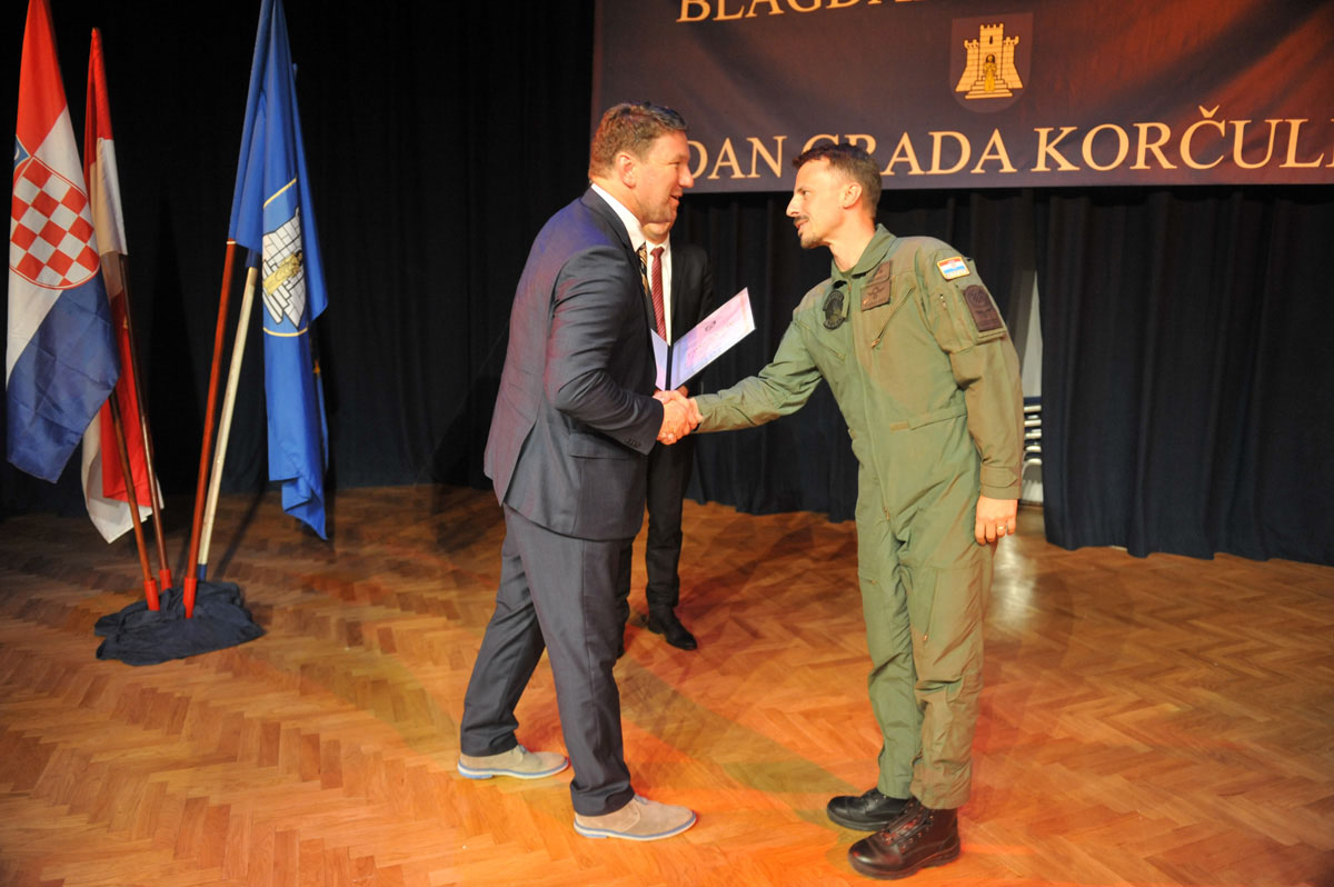 https://www.morh.hr/wp-content/gallery/eskadrili-transpotnih-helikoptera-uruceno-priznanje-grada-korcule/korcula_27072016_09.jpg
