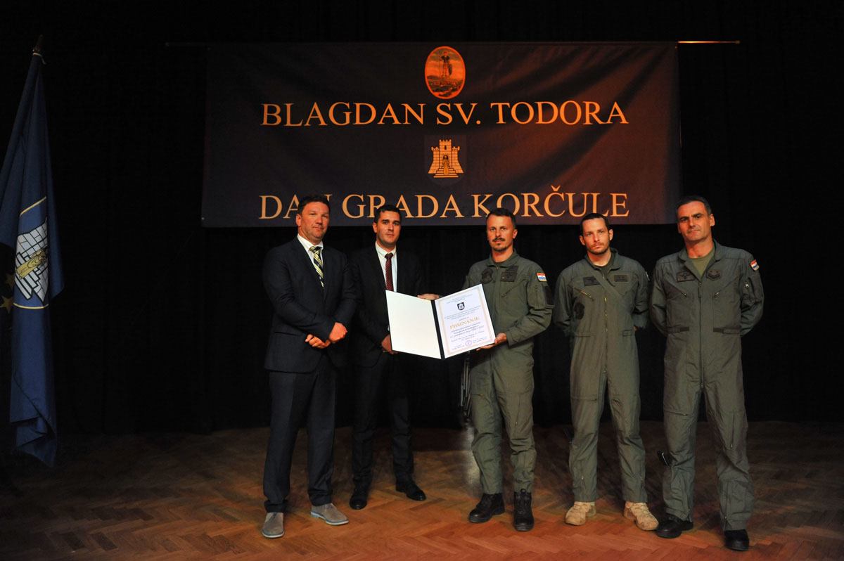 https://www.morh.hr/wp-content/gallery/eskadrili-transpotnih-helikoptera-uruceno-priznanje-grada-korcule/korcula_27072016_10.jpg