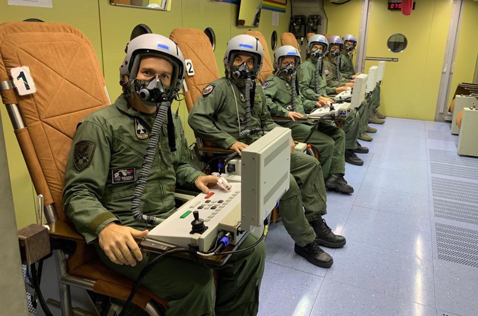 https://www.morh.hr/wp-content/gallery/fizioloski-trening-i-obuka-za-borbene-pilote-hrz-a-u-njemackoj/pilotski_fizioloski_trening_i_obuka_190719_04.jpg