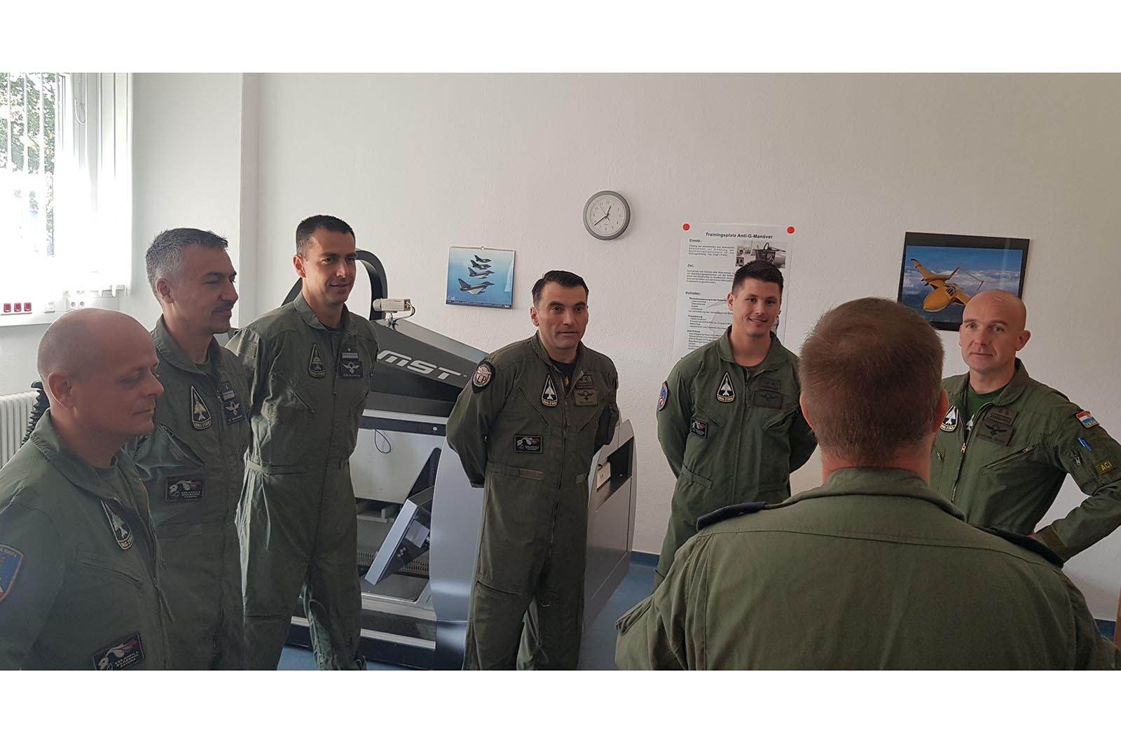 https://www.morh.hr/wp-content/gallery/fizioloski-trening-i-obuka-za-borbene-pilote-hrz-a-u-njemackoj/pilotski_fizioloski_trening_i_obuka_190719_05.jpg