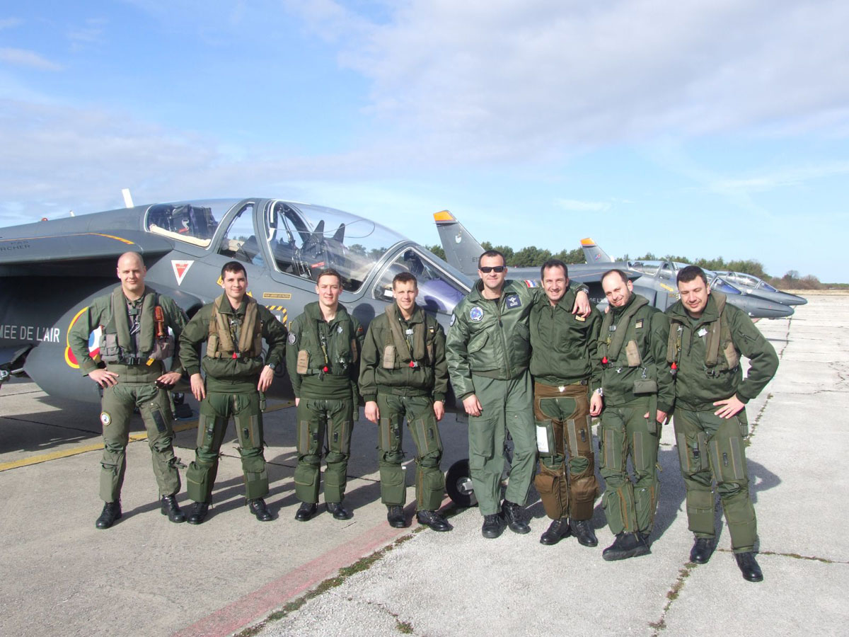 https://www.morh.hr/wp-content/gallery/francuski-vojni-avioni-gostovali-u-bazi-zemunik/piloti_03022017_02.jpg