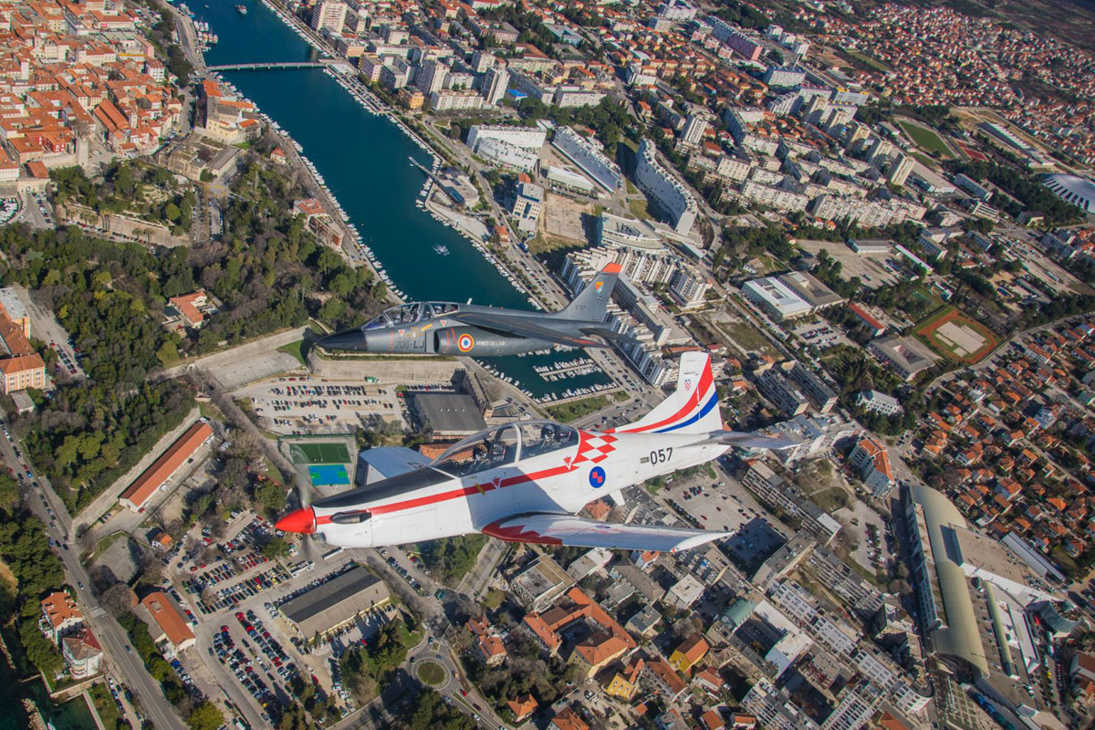 https://www.morh.hr/wp-content/gallery/francuski-vojni-avioni-gostovali-u-bazi-zemunik/piloti_03022017_22.jpg