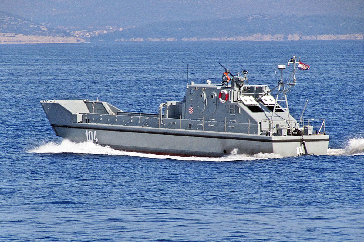 https://www.morh.hr/wp-content/gallery/gadanje-brodskim-topnistvom-i-prijenosnim-raketnim-sustavom-strela-2m-s-broda/mks_22102019_169.jpg