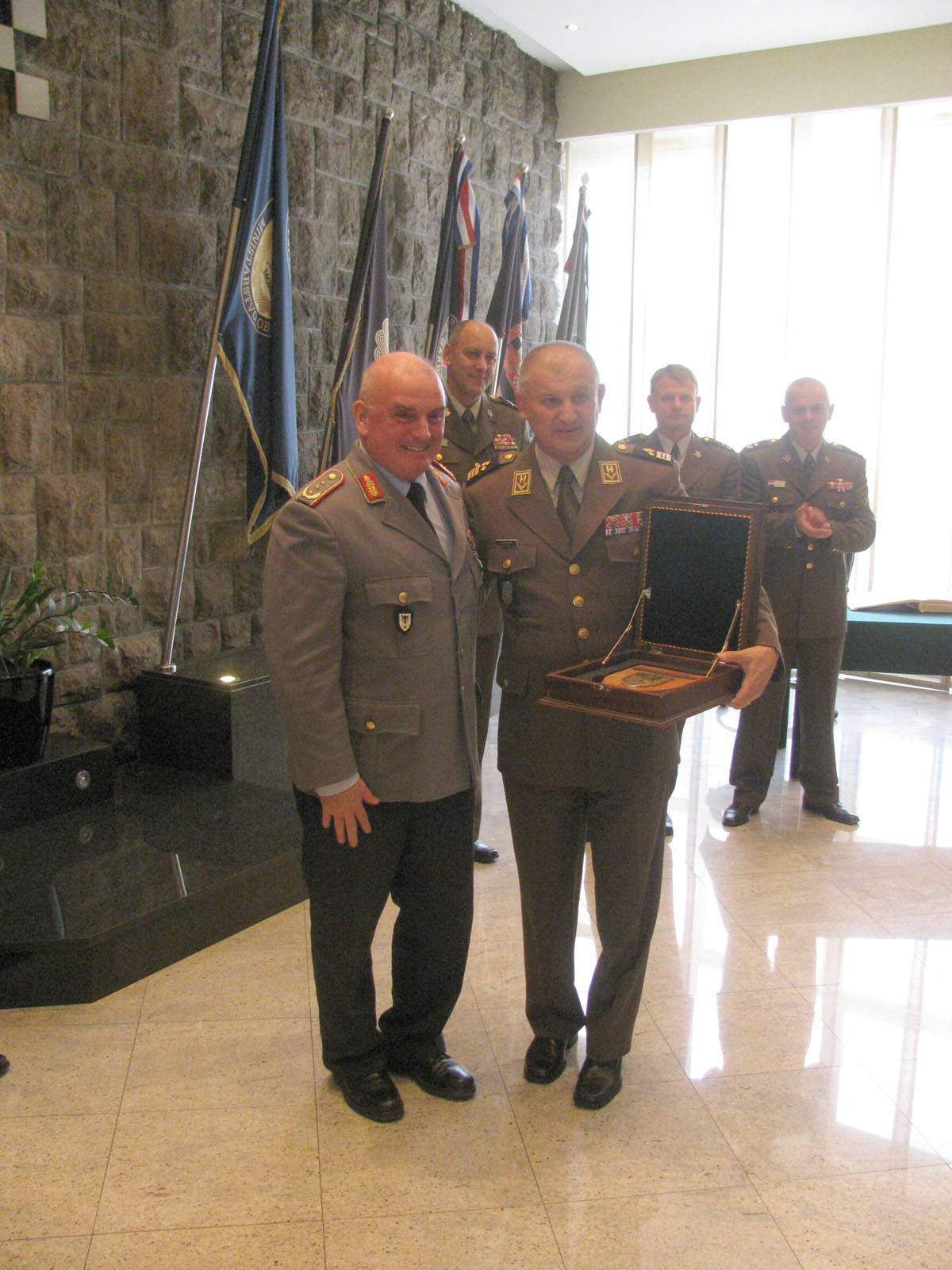 https://www.morh.hr/wp-content/gallery/general-jacobson-u-sluzbenom-posjetu-zapovjednistvu-hkov-a/karlovac_04102017_1.jpg
