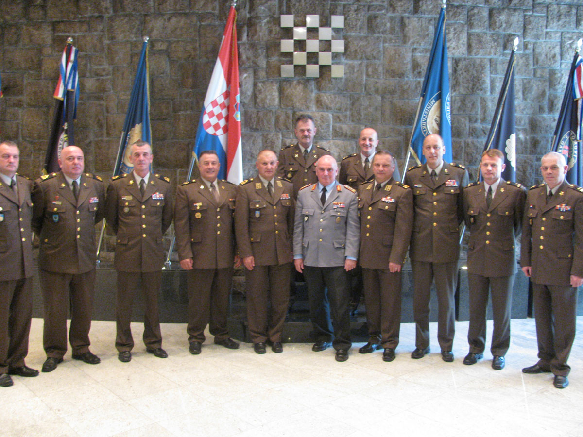 https://www.morh.hr/wp-content/gallery/general-jacobson-u-sluzbenom-posjetu-zapovjednistvu-hkov-a/karlovac_04102017_2.jpg