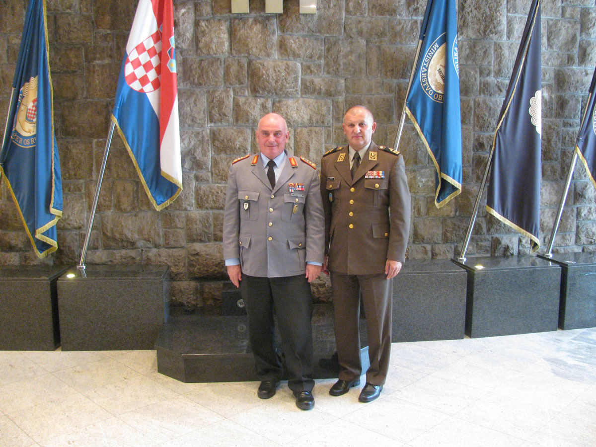 https://www.morh.hr/wp-content/gallery/general-jacobson-u-sluzbenom-posjetu-zapovjednistvu-hkov-a/karlovac_04102017_3.jpg