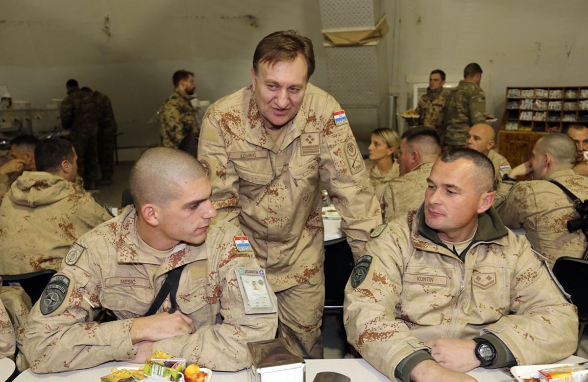 https://www.morh.hr/wp-content/gallery/general-lovric-posjetio-pripadnike-22-hrvcon-a-isaf/lovric_24122013_13.jpg