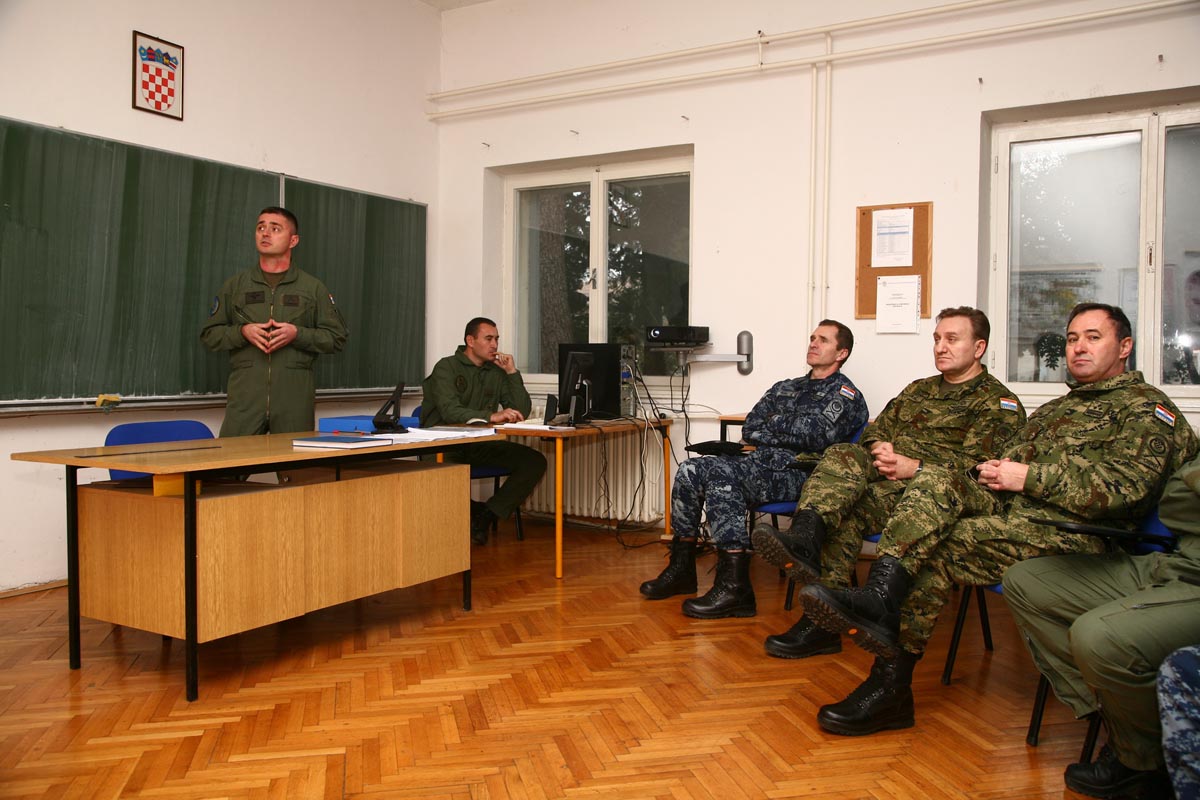 https://www.morh.hr/wp-content/gallery/general-lovric-u-posjetu-obalnoj-strazi-i-eth-u-divuljama/ngs_31122013_01.jpg