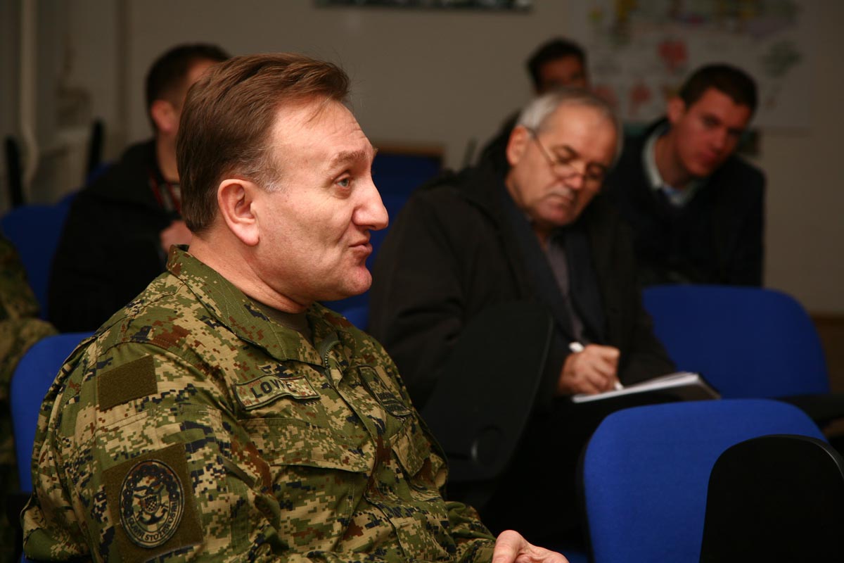 https://www.morh.hr/wp-content/gallery/general-lovric-u-posjetu-obalnoj-strazi-i-eth-u-divuljama/ngs_31122013_02.jpg
