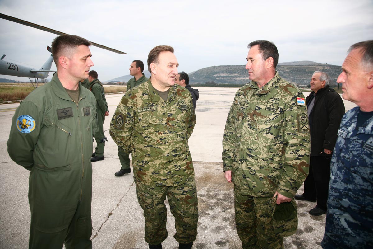 https://www.morh.hr/wp-content/gallery/general-lovric-u-posjetu-obalnoj-strazi-i-eth-u-divuljama/ngs_31122013_12.jpg