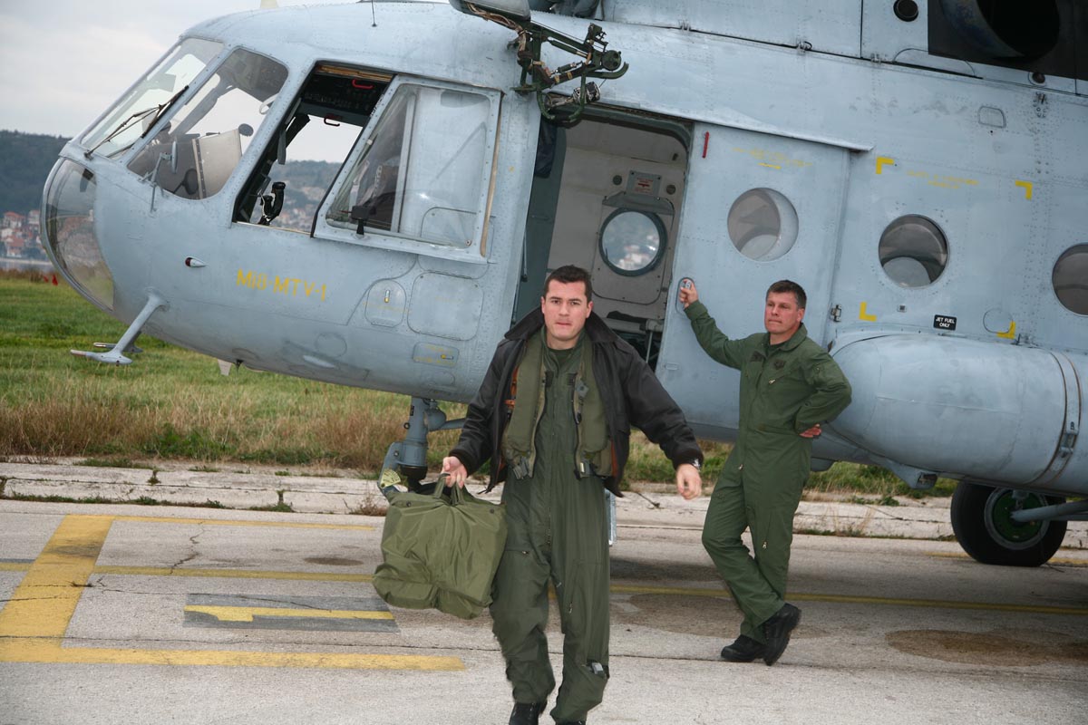 https://www.morh.hr/wp-content/gallery/general-lovric-u-posjetu-obalnoj-strazi-i-eth-u-divuljama/ngs_31122013_13.jpg