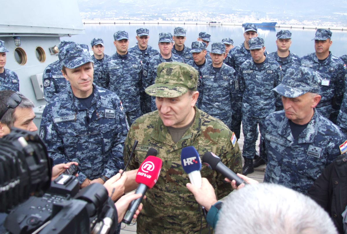 https://www.morh.hr/wp-content/gallery/general-lovric-u-posjetu-obalnoj-strazi-i-eth-u-divuljama/ngs_31122013_15.jpg
