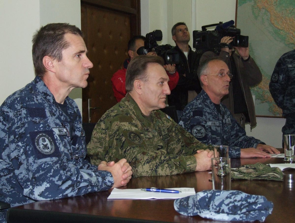 https://www.morh.hr/wp-content/gallery/general-lovric-u-posjetu-obalnoj-strazi-i-eth-u-divuljama/ngs_31122013_16.jpg