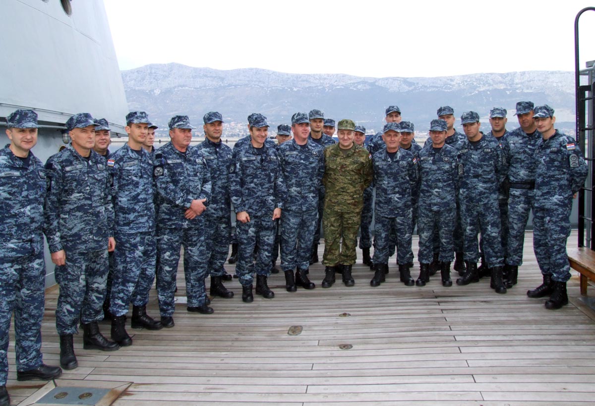 https://www.morh.hr/wp-content/gallery/general-lovric-u-posjetu-obalnoj-strazi-i-eth-u-divuljama/ngs_31122013_19.jpg