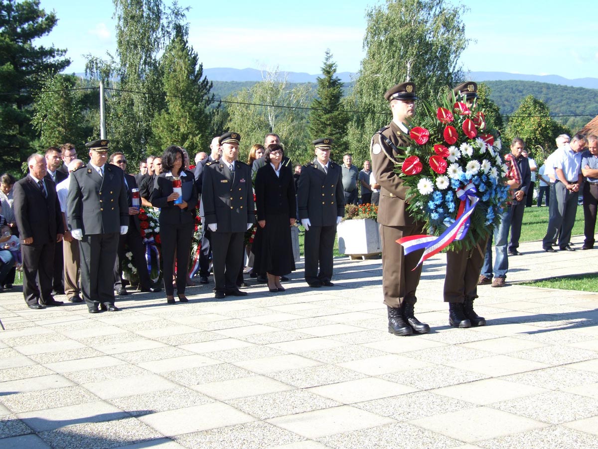 https://www.morh.hr/wp-content/gallery/general-ostovic-na-komemoraciji-u-cetekovcu/komemoracija_05092013_06.jpg