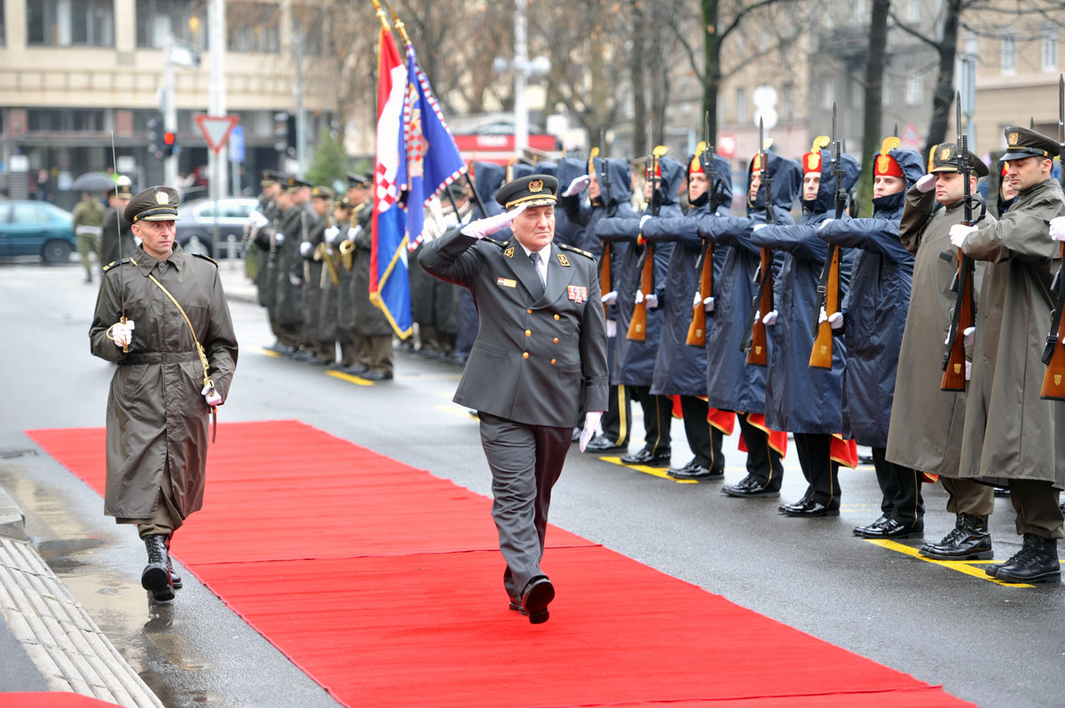 https://www.morh.hr/wp-content/gallery/general-pukovnik-mirko-sundov-nacelnik-glavnog-stozera-os-rh/prmopredaj_ngs_01032016_02.jpg