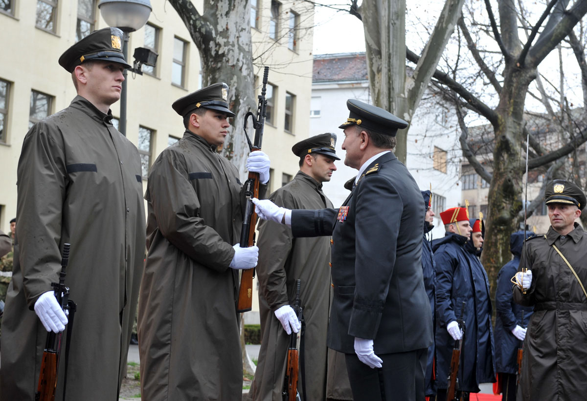 https://www.morh.hr/wp-content/gallery/general-pukovnik-mirko-sundov-nacelnik-glavnog-stozera-os-rh/prmopredaj_ngs_01032016_03.jpg