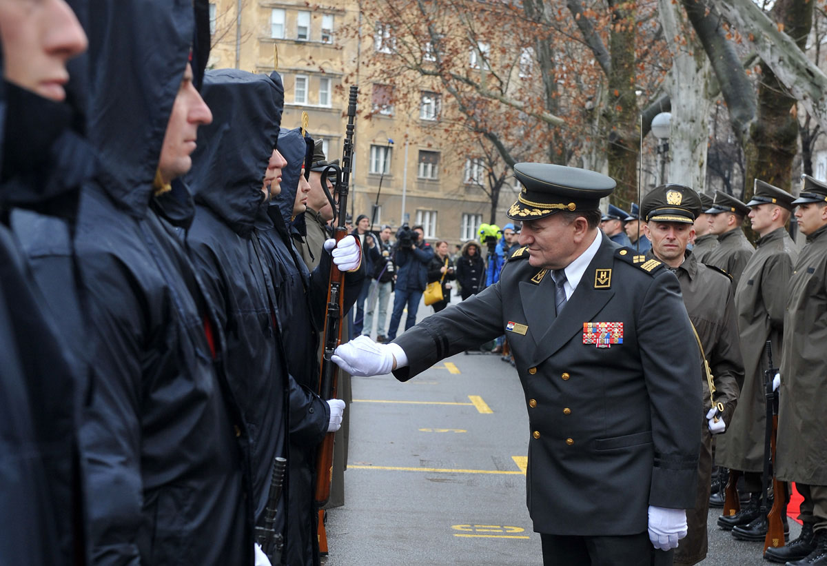 https://www.morh.hr/wp-content/gallery/general-pukovnik-mirko-sundov-nacelnik-glavnog-stozera-os-rh/prmopredaj_ngs_01032016_04.jpg