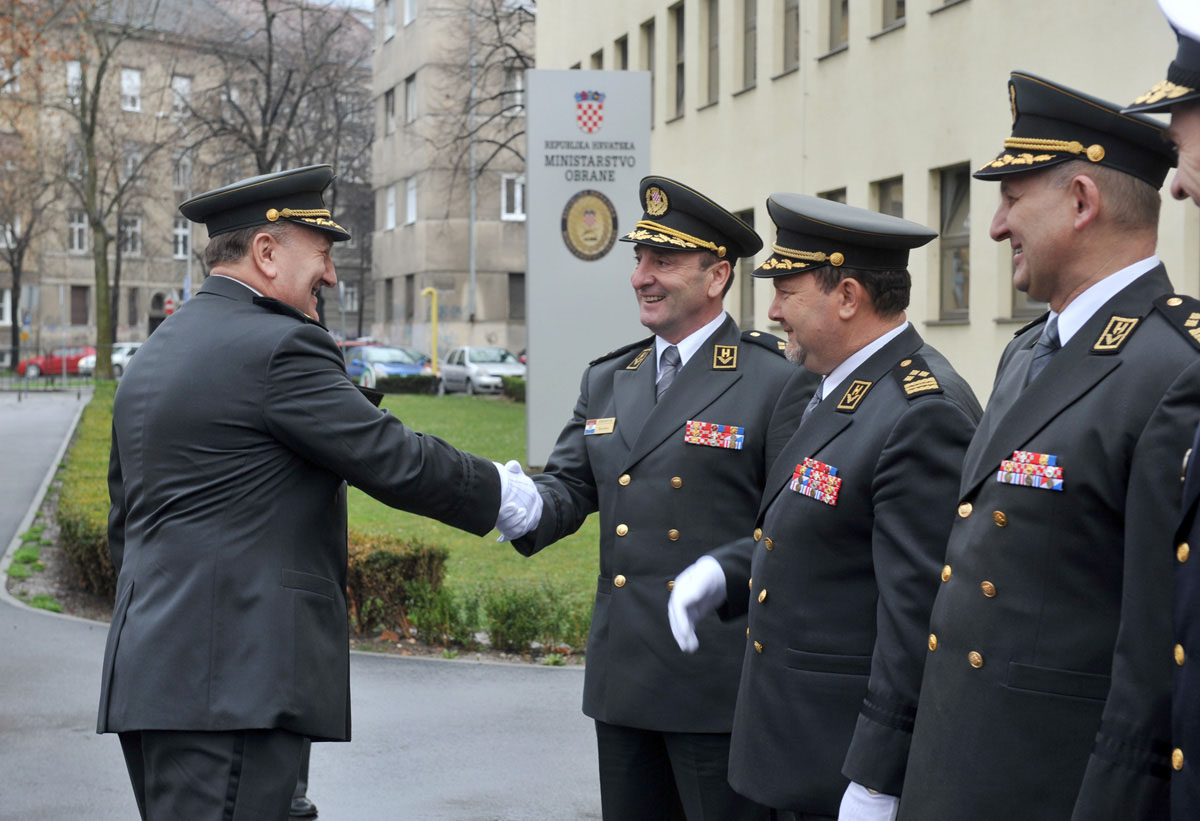 https://www.morh.hr/wp-content/gallery/general-pukovnik-mirko-sundov-nacelnik-glavnog-stozera-os-rh/prmopredaj_ngs_01032016_05.jpg