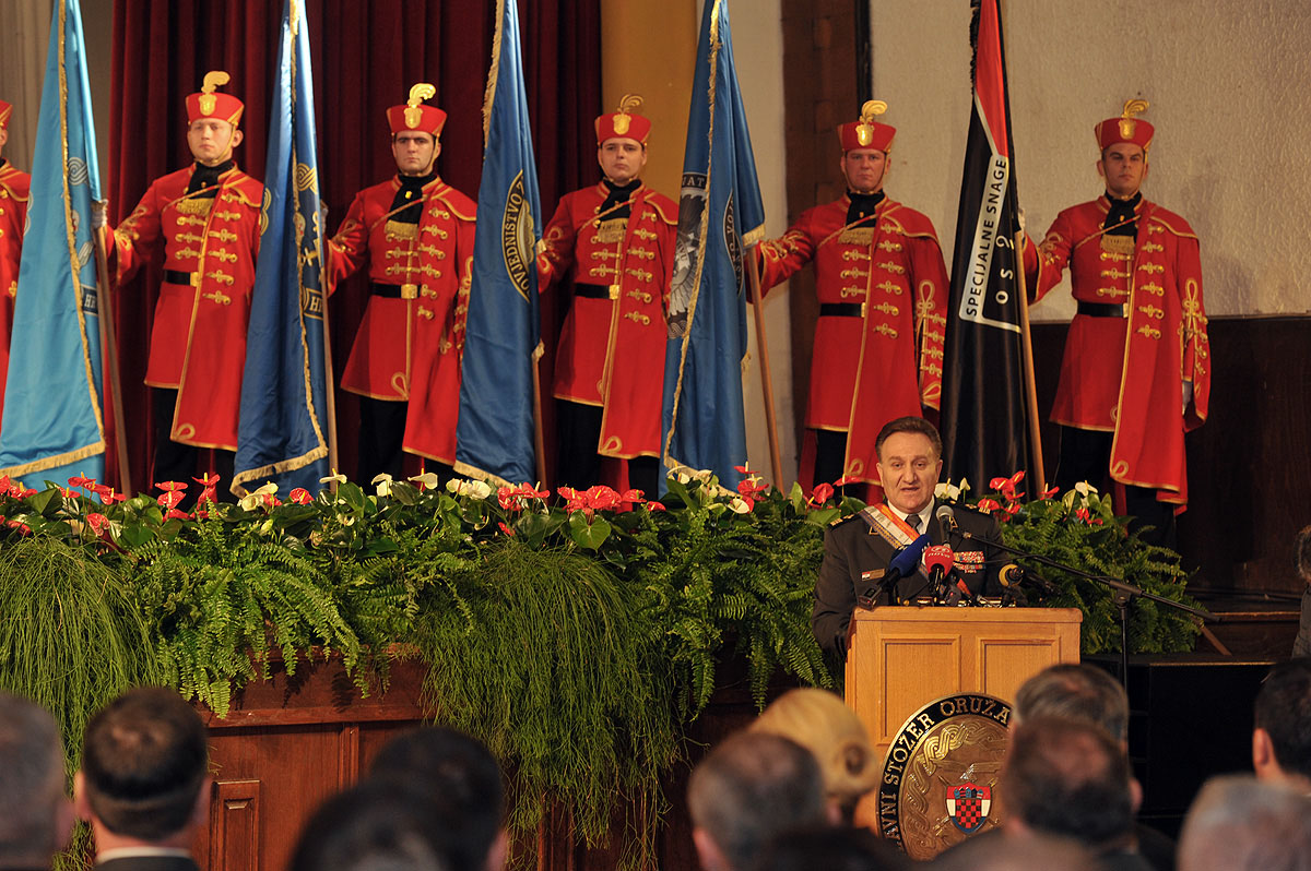 https://www.morh.hr/wp-content/gallery/general-pukovnik-mirko-sundov-nacelnik-glavnog-stozera-os-rh/prmopredaj_ngs_01032016_13.jpg