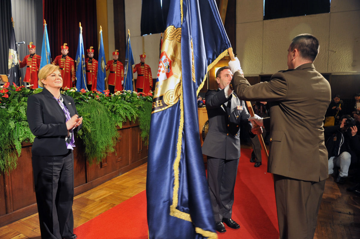 https://www.morh.hr/wp-content/gallery/general-pukovnik-mirko-sundov-nacelnik-glavnog-stozera-os-rh/prmopredaj_ngs_01032016_17.jpg