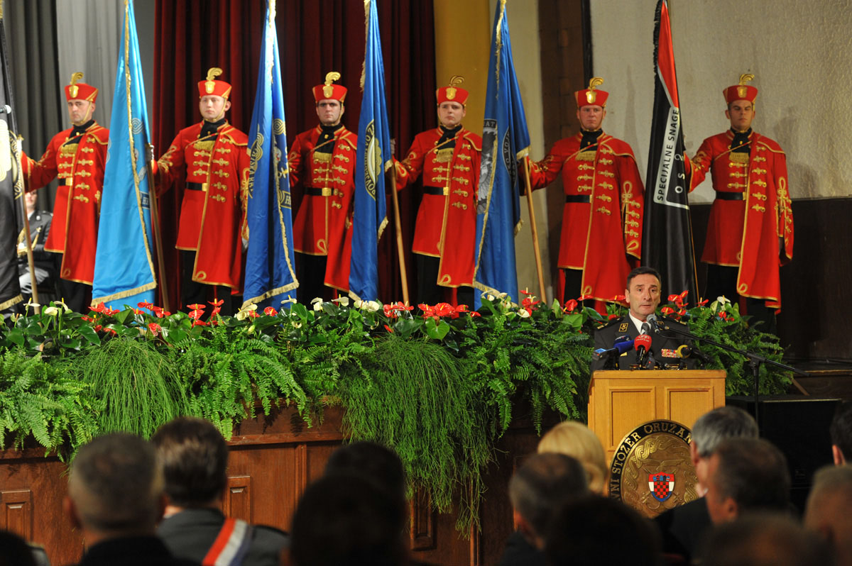 https://www.morh.hr/wp-content/gallery/general-pukovnik-mirko-sundov-nacelnik-glavnog-stozera-os-rh/prmopredaj_ngs_01032016_18.jpg