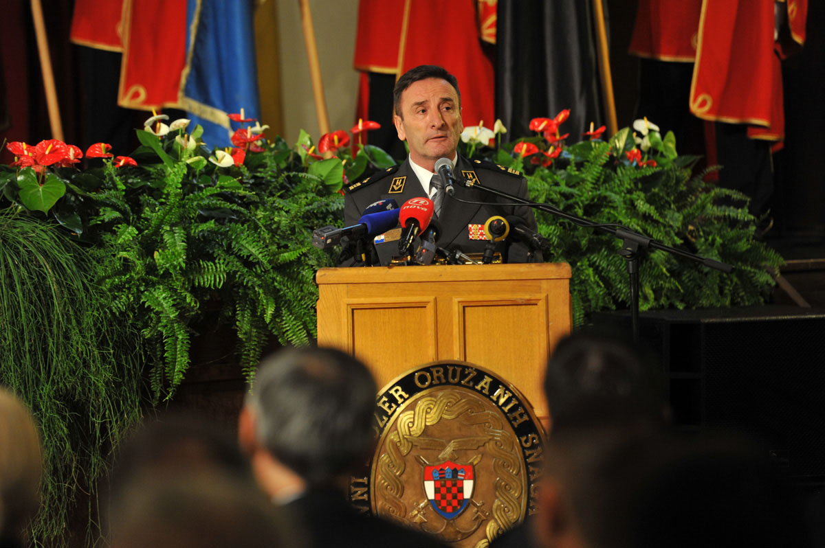 https://www.morh.hr/wp-content/gallery/general-pukovnik-mirko-sundov-nacelnik-glavnog-stozera-os-rh/prmopredaj_ngs_01032016_19.jpg