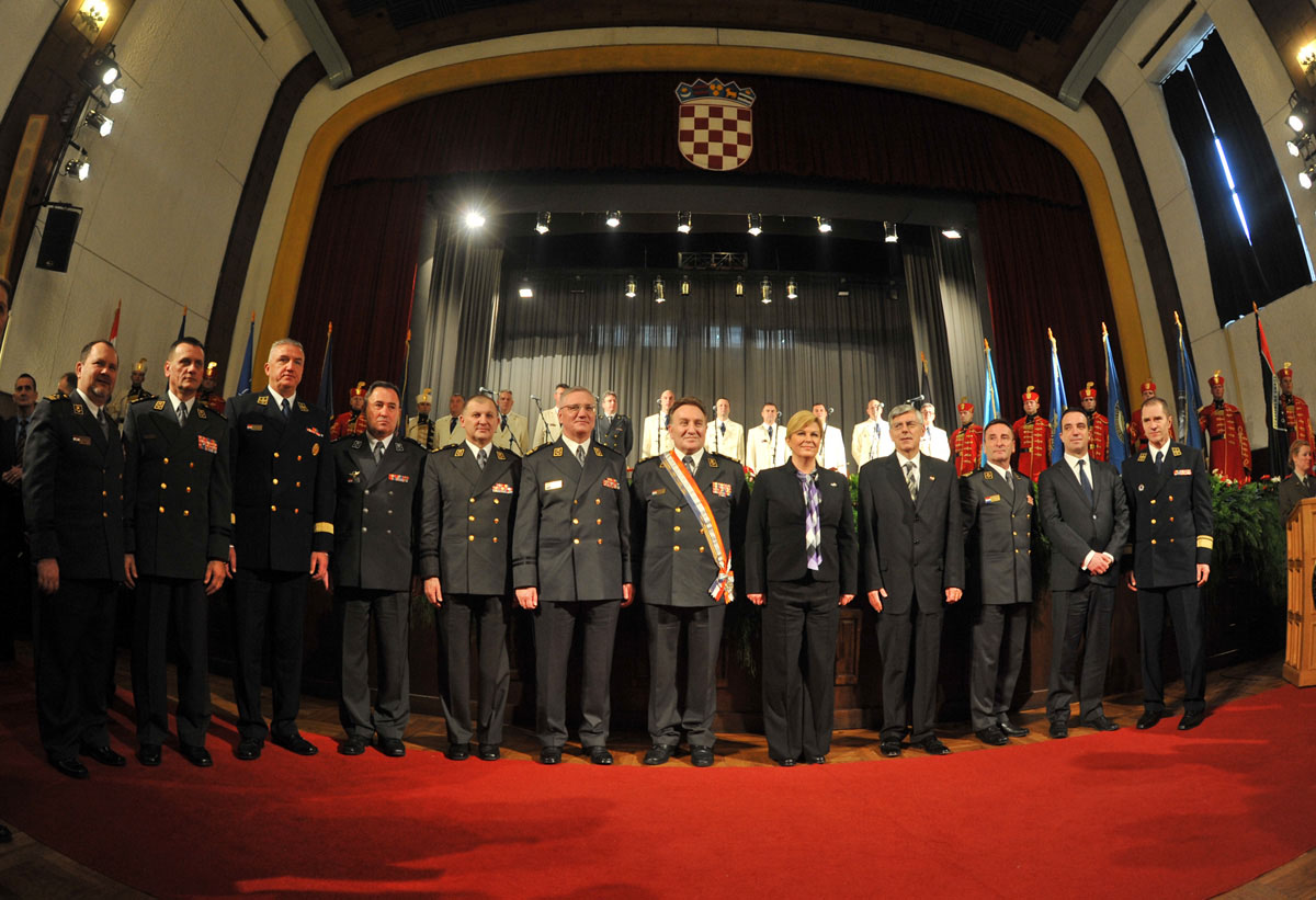 https://www.morh.hr/wp-content/gallery/general-pukovnik-mirko-sundov-nacelnik-glavnog-stozera-os-rh/prmopredaj_ngs_01032016_29.jpg