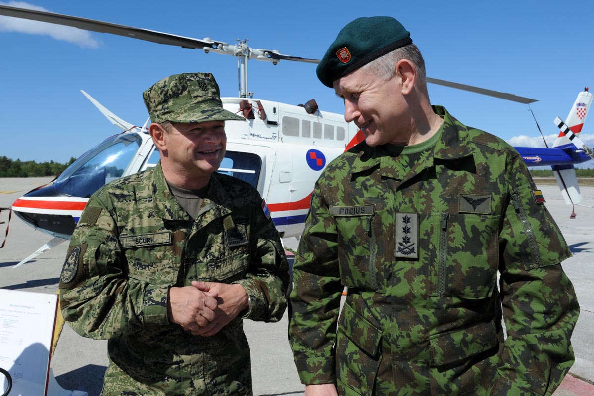 https://www.morh.hr/wp-content/gallery/general-pukovnik-pocius-posjetio-93-zb-zemunik/js12_litvanski_gen_20092012_06.JPG