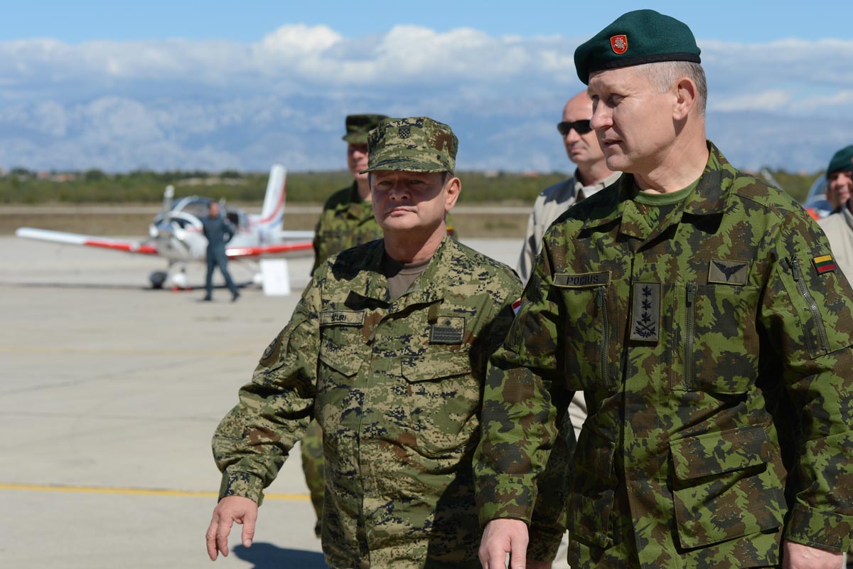 https://www.morh.hr/wp-content/gallery/general-pukovnik-pocius-posjetio-93-zb-zemunik/js12_litvanski_gen_20092012_10.JPG