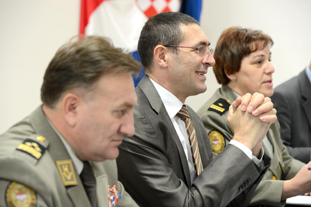 https://www.morh.hr/wp-content/gallery/general-repass-i-ministar-obrane-o-razvoju-snaga-za-specijalne-operacije/repas_26092012_2.jpg