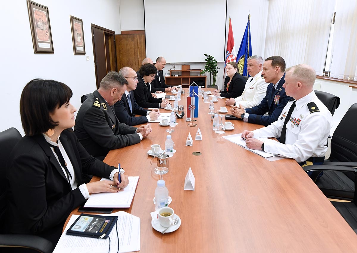 https://www.morh.hr/wp-content/gallery/general-shepro-iz-vojnog-odbora-nato-a-na-proslavi-dana-hv-a/shepro_morh_27052019_09.jpg