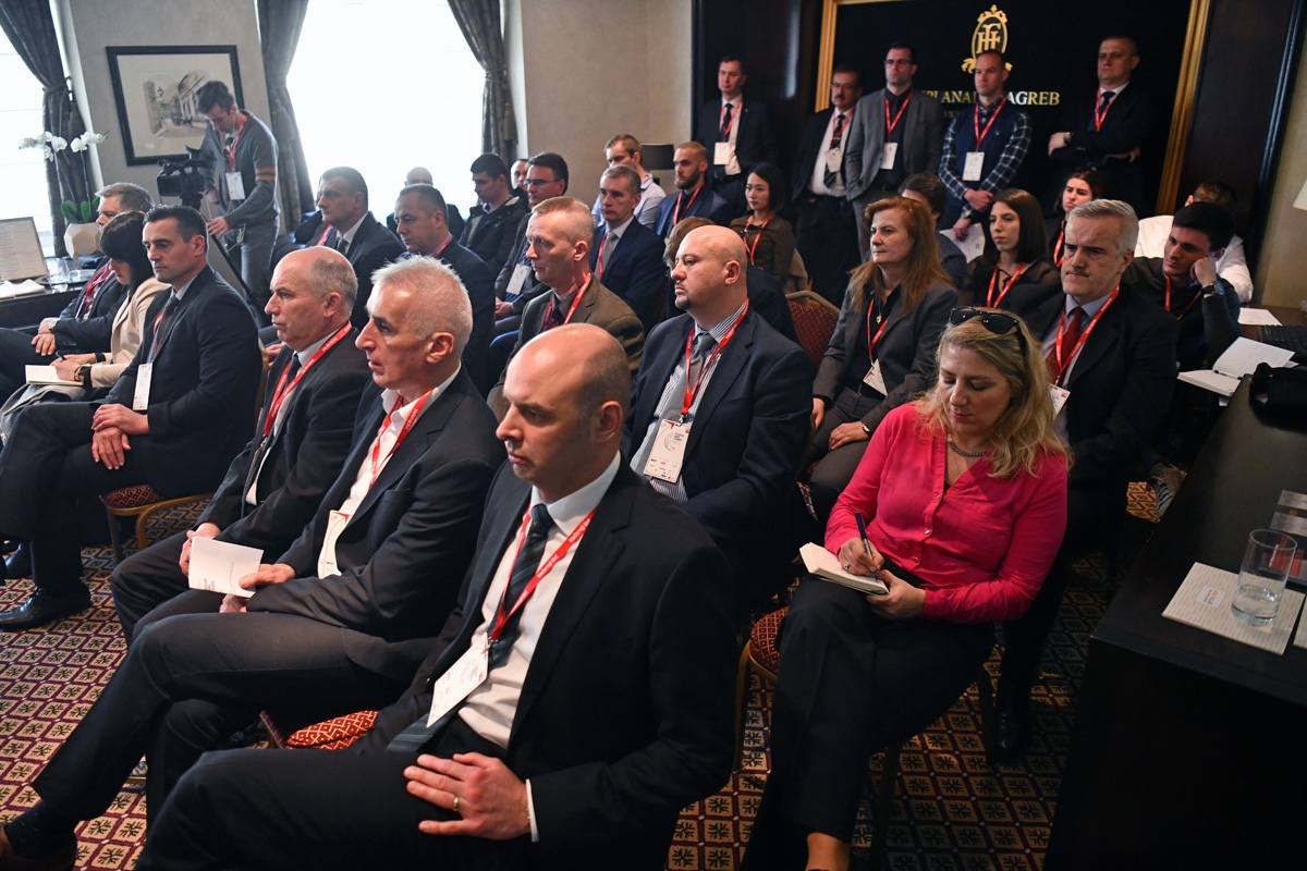 https://www.morh.hr/wp-content/gallery/general-sundov-na-konferenciji-vecernjeg-lista/hrvatska_kakvu_trebamo_040319_24.jpg