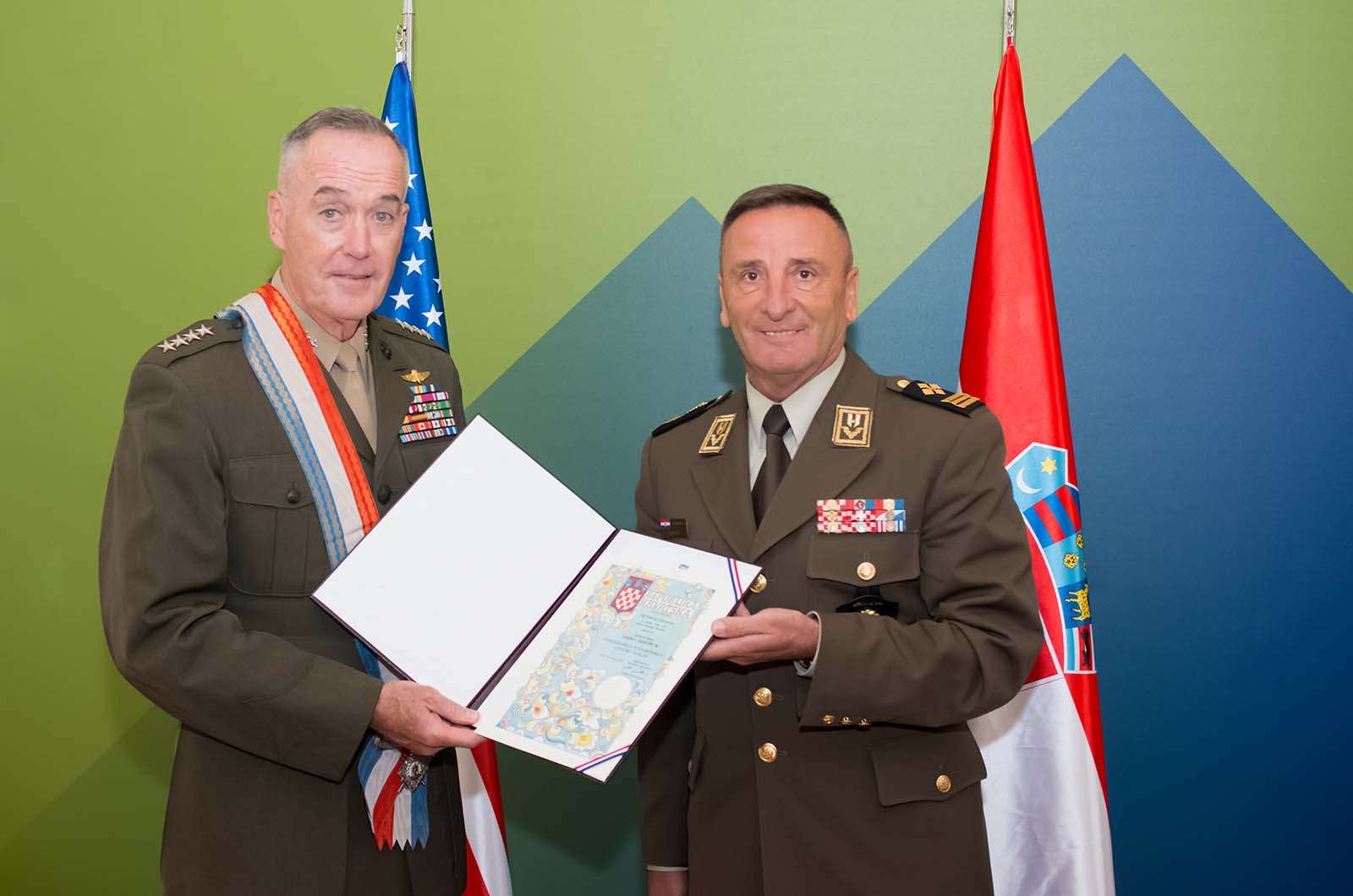 https://www.morh.hr/wp-content/gallery/general-sundov-urucio-odlikovanje-americkom-generalu-dunfordu/general_sundov_u_s_general_dunford_140919_03.jpg
