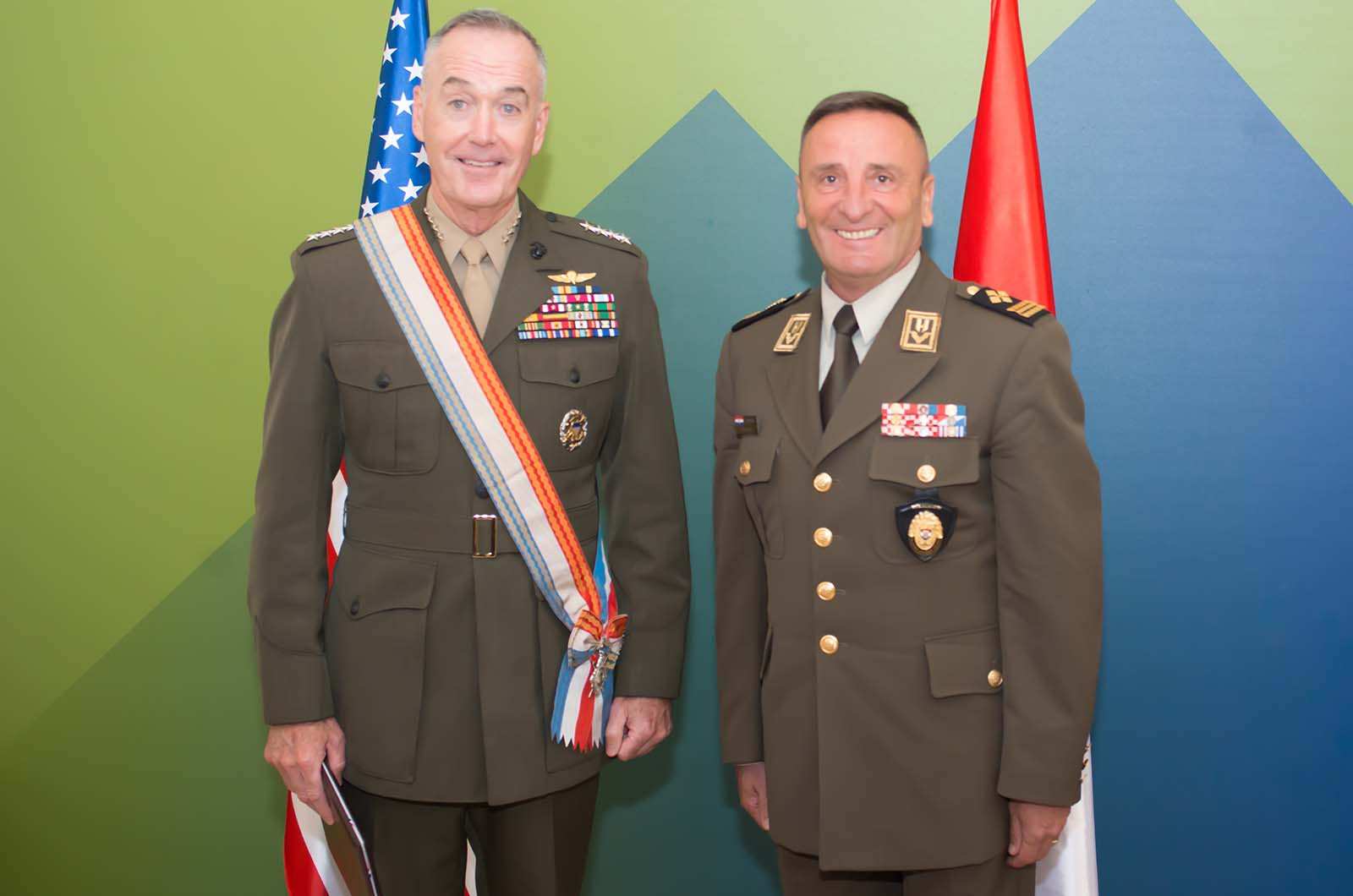 https://www.morh.hr/wp-content/gallery/general-sundov-urucio-odlikovanje-americkom-generalu-dunfordu/general_sundov_u_s_general_dunford_140919_05.jpg
